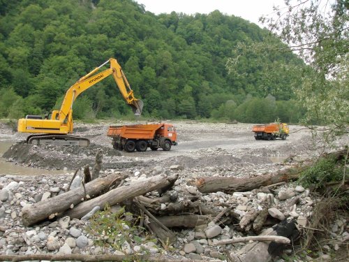 (2009.05.21) Незаконная добыча гравия в русле реки Шахе (г.Сочи)